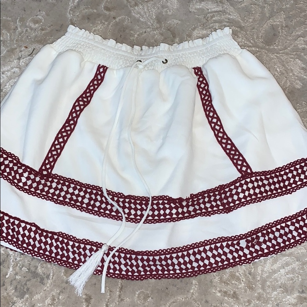 White mini skirt with maroon designs